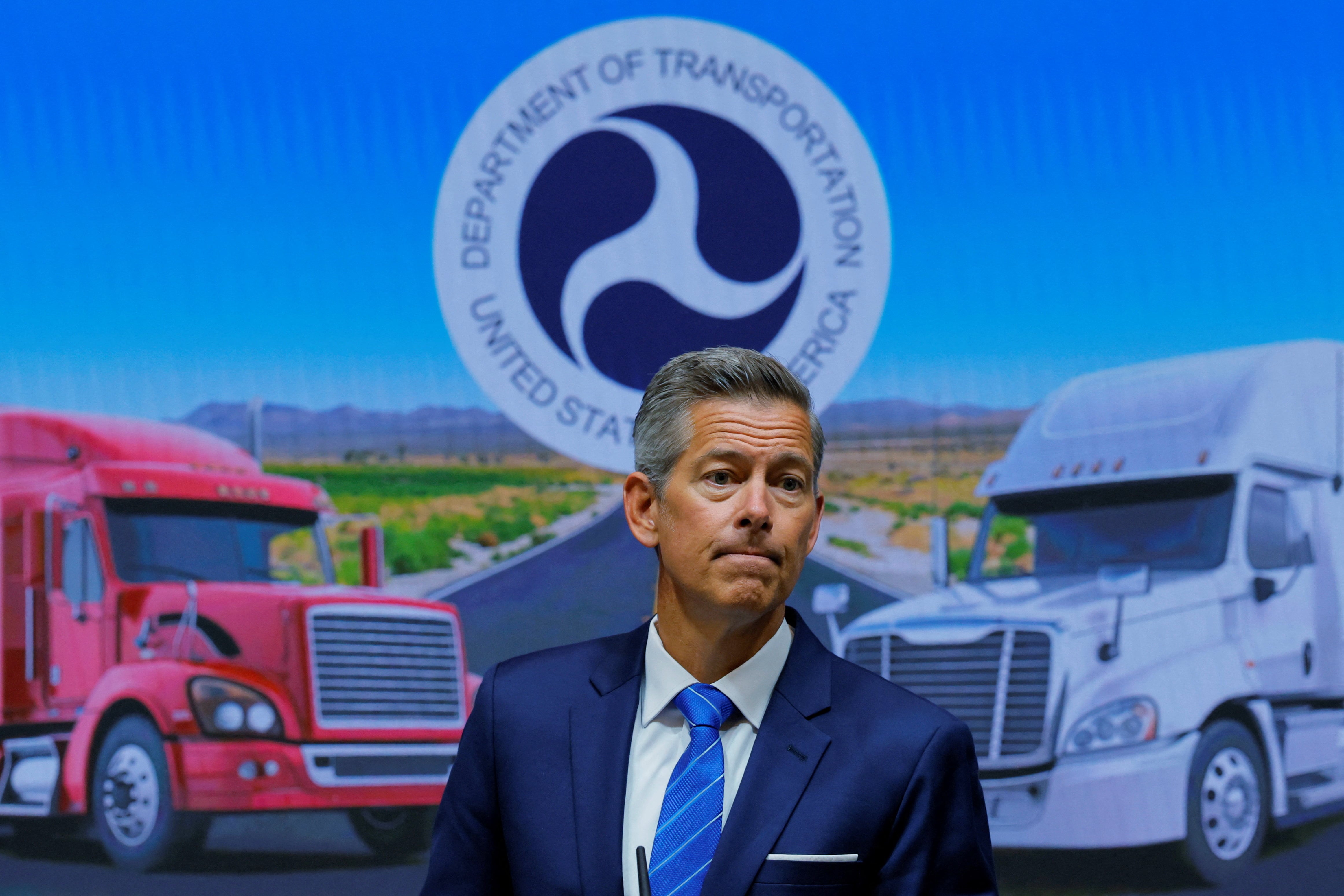 El Departamento de Transporte, encabezado por Sean Duffy, presentó la medida para resguardar las carreteras y reducir la dependencia de mano de obra inmigrante en el transporte (REUTERS/Brian Snyder)
