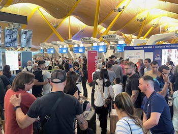 Los pasajeros esperan en el