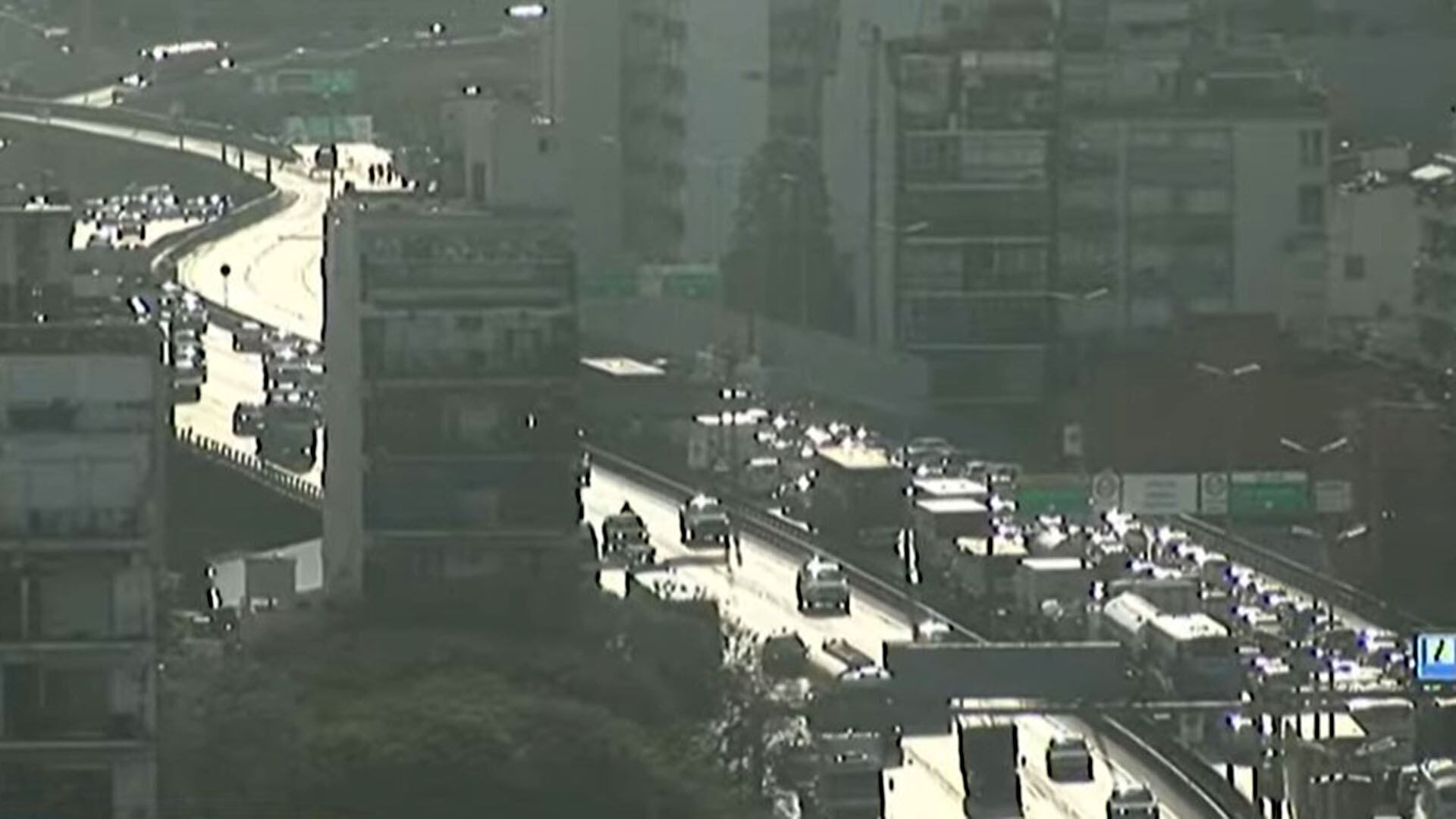 La autopista del lado izquierdo completamente frenada, mientras de fondo el helicóptero del SAME asiste a los heridos.