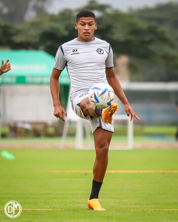 Fernando Pacheco entrenó a la par de sus compañeros pensando en el partido entre Alianza Lima y Deportivo Municipal por Liga 1. (Deportivo Municipal)