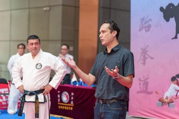 El embajador Jaime José López Badía resaltó la trayectoria del doctor Santos Rivas y el papel de la diáspora salvadoreña.