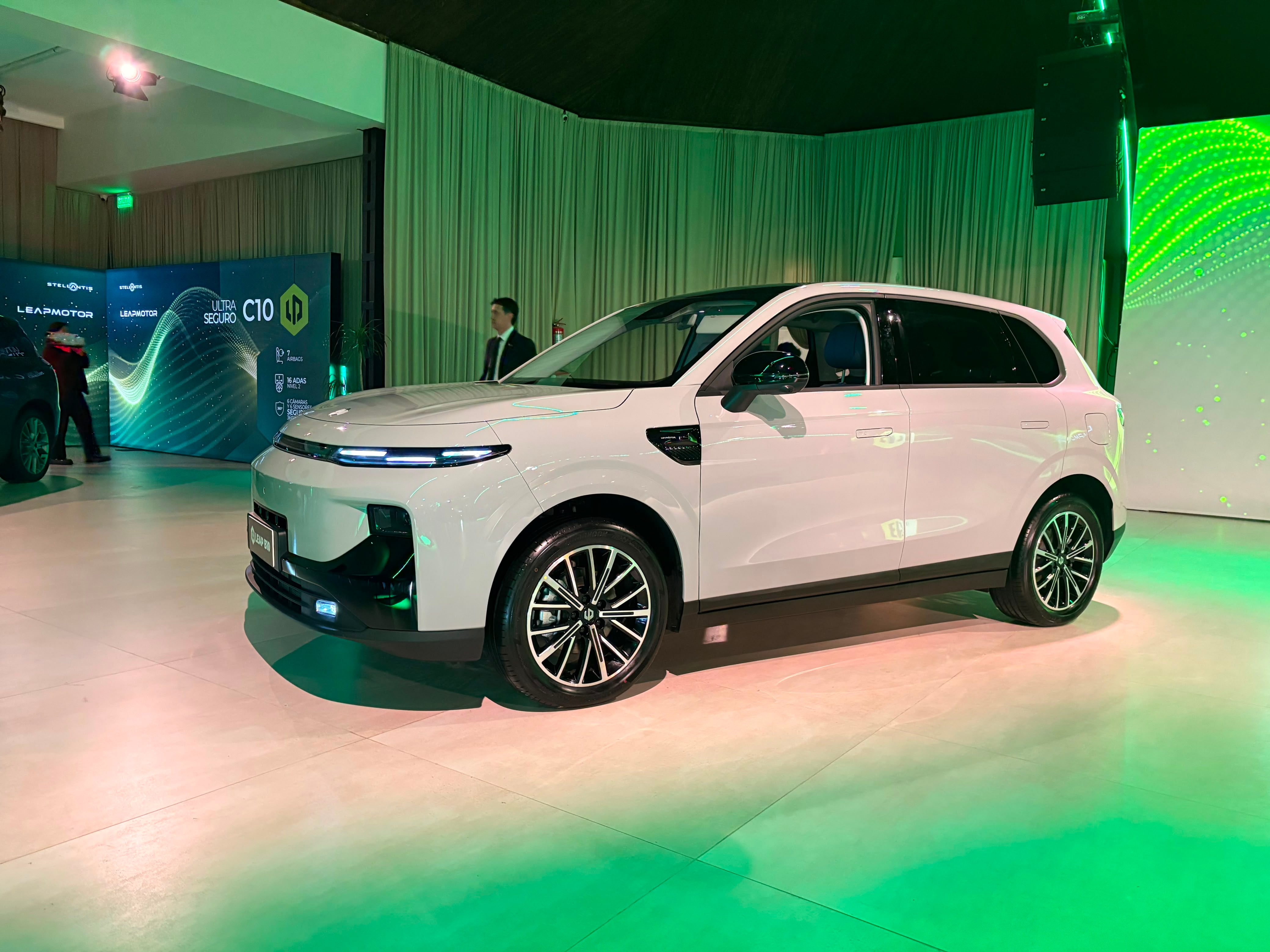 El Leapmotor B10 es el más pequeño de los dos modelos, aunque pertenece al segmento de los C-SUV