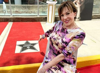 Yvonne Frayssinet al lado de