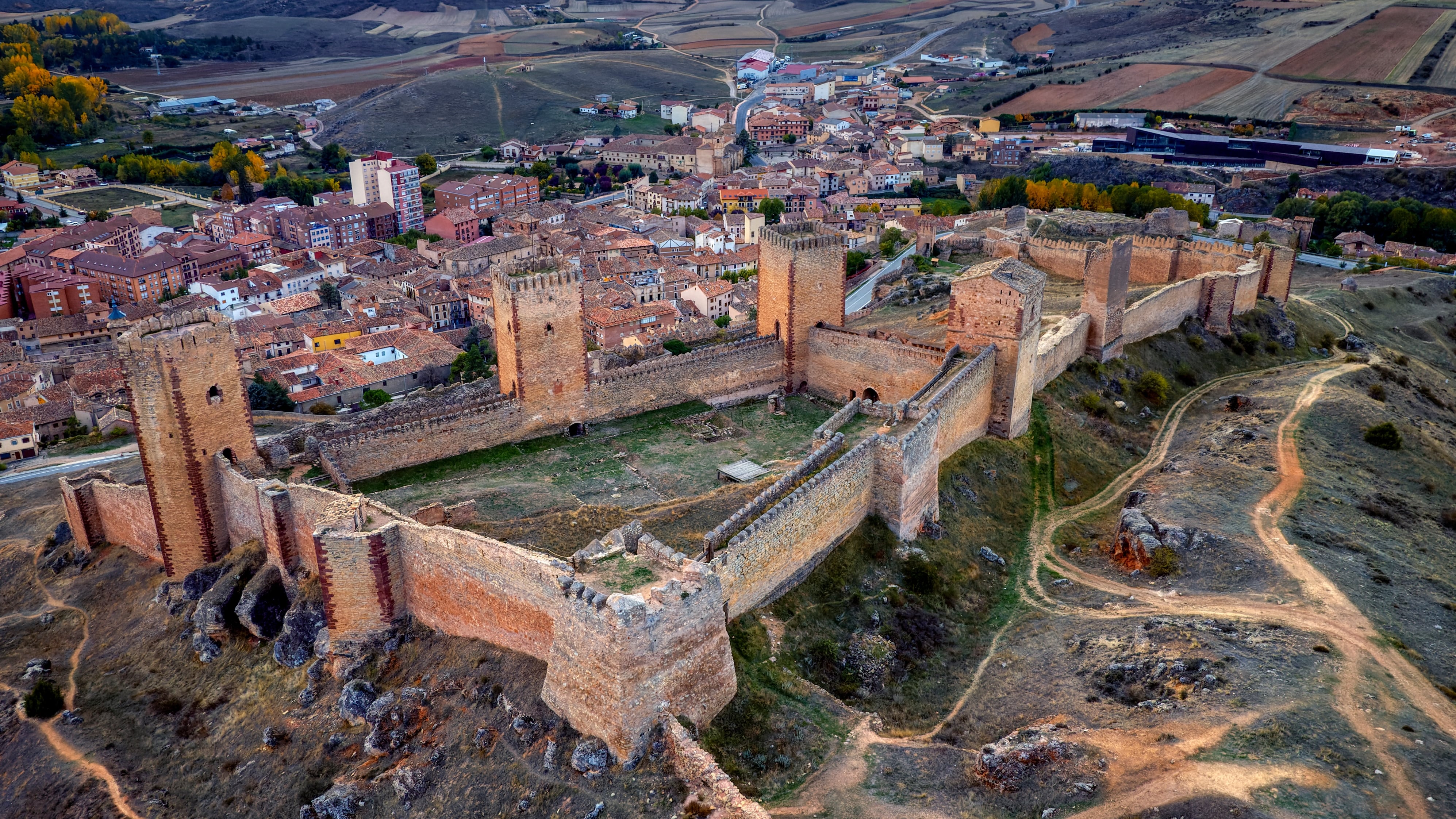 El castillo del siglo XII con imponentes murallas y torres que es una joya medieval