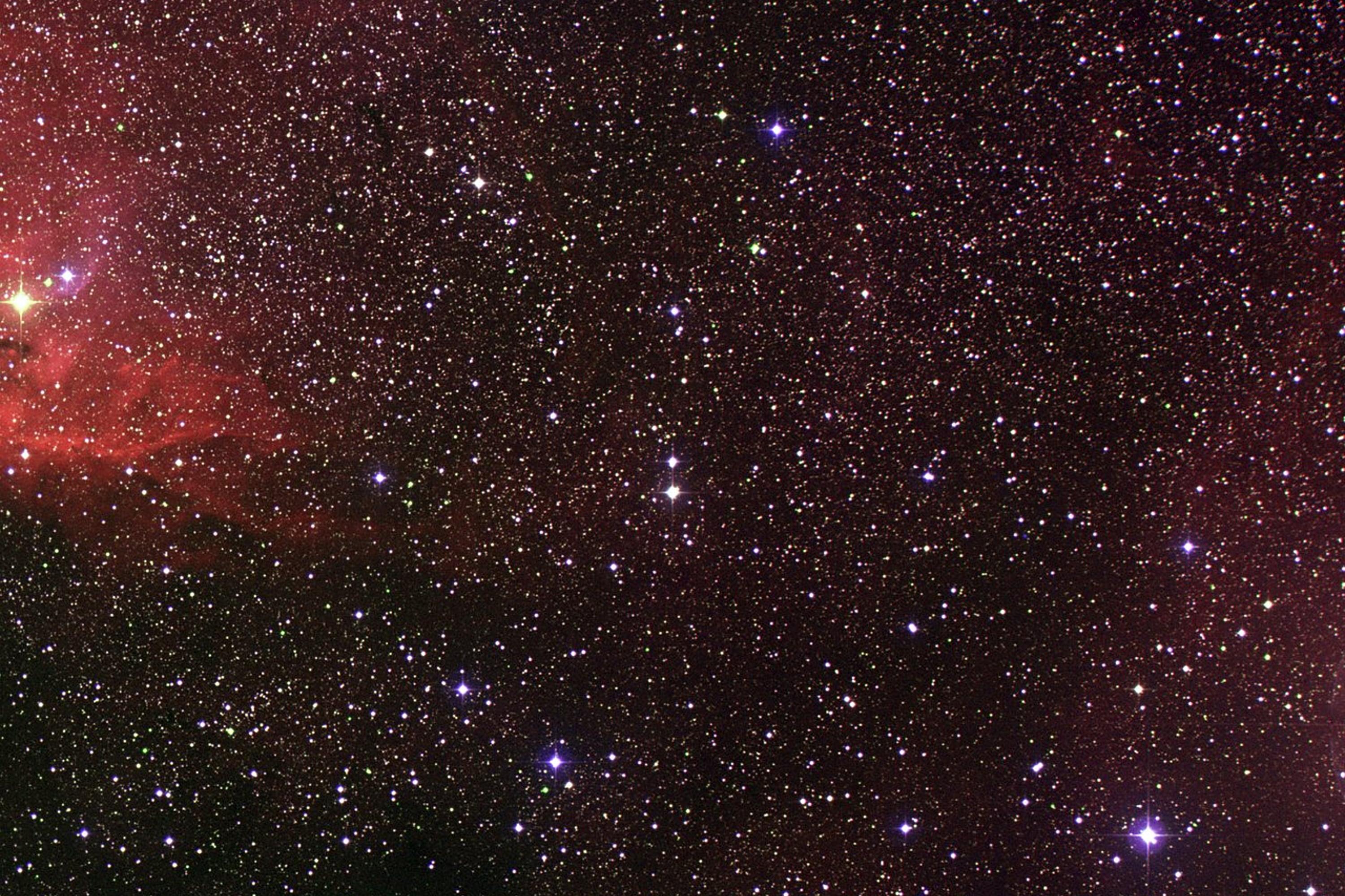 Esta imagen de general tomada desde tierra y proporcionada por la NASA el miércoles 15 de abril 2026 muestra el componente de luz visible de Cygnus X-1, en el centro, una fuente de rayos X en la constelación de Cygnus. (NASA, ESA, Digitized Sky Survey 2, Davide De Martin -ESA/Hubble- via AP)