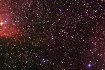 Esta imagen de general tomada desde tierra y proporcionada por la NASA el miércoles 15 de abril 2026 muestra el componente de luz visible de Cygnus X-1, en el centro, una fuente de rayos X en la constelación de Cygnus. (NASA, ESA, Digitized Sky Survey 2, Davide De Martin -ESA/Hubble- via AP)