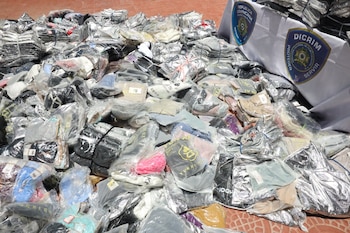 La DICRIM esclareció el caso en Villa María después de que una tienda de importación entregara 21 sacos de ropa por depósitos bancarios rechazados./ (Redes de Diego Pesqueira)