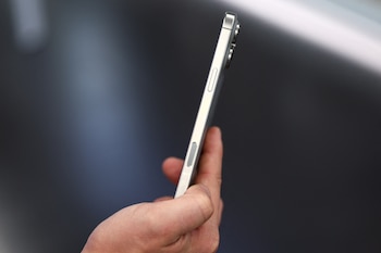 iPhone 16 tiene un nuevo botón de acceso rápido a la cámara y que permite hacer ajustes antes de tomar las fotos. (REUTERS/Evgenia Novozhenina)