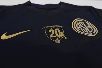 Del lugar se secuestraron una docena de camisetas del ex jugador