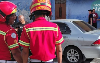 Dos sujetos armados dispararon contra un automovilista en la colonia La Reformita y huyeron a pie por callejones del sector.