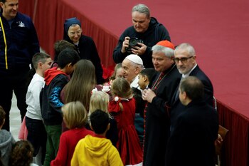 Francisco con niños del centro
