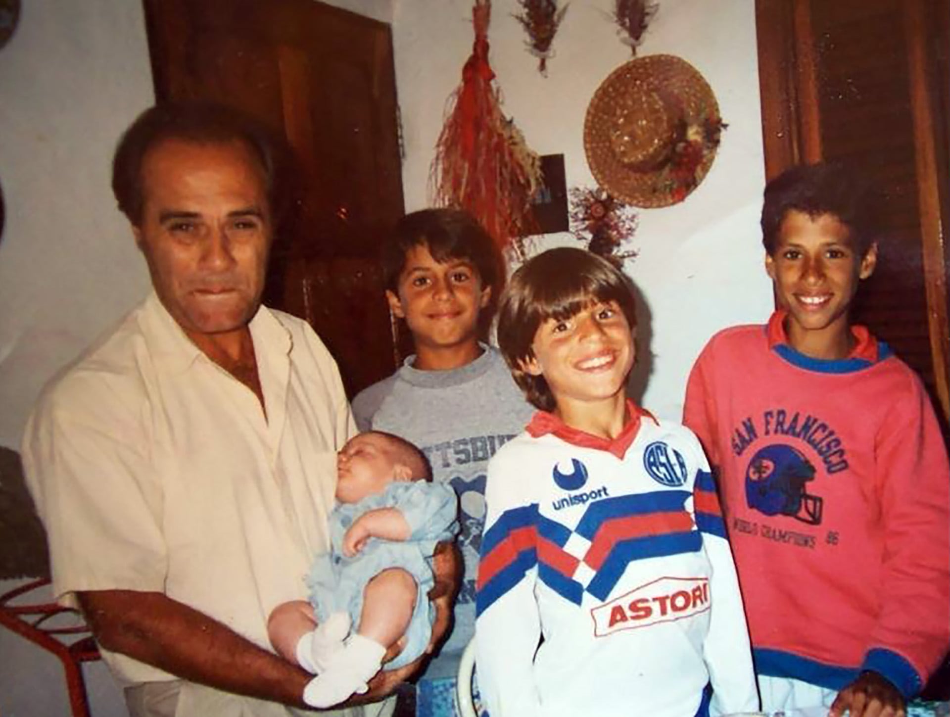 Fernando Dente en los brazos de José, su papá, y rodeado por sus hermanos, Lucas, Guido y Tomás.