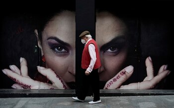 Un hombre con tapabocas camina