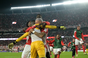Santa Fe's goalkeeper #12 Weimar Asprilla (C) celebrates with his teammates after scoring a penalty kick and winning the penalty shootout of the second leg of the Copa Sudamericana round of 16 football match between Argentina's River Plate and Colombia's Independiente Santa Fe at Mas Monumental stadium in Buenos Aires on August 26, 2026. (Photo by JUAN MABROMATA / AFP)