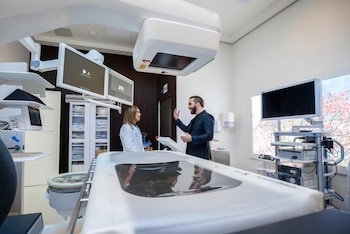 El nuevo litotriptor del hospital Rosales combina ultrasonido y rayos X de alta definición para aumentar la precisión del tratamiento de litiasis renal.