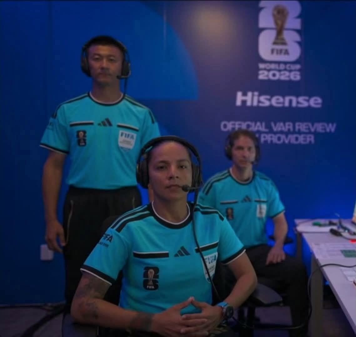 Guzmán, concentrada en su labor de Asistente de Apoyo de Videoarbitraje en un encuentro mundialista (Cortesía Viva Nicaragua).