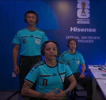 Guzmán, concentrada en su labor de Asistente de Apoyo de Videoarbitraje en un encuentro mundialista (Cortesía Viva Nicaragua).