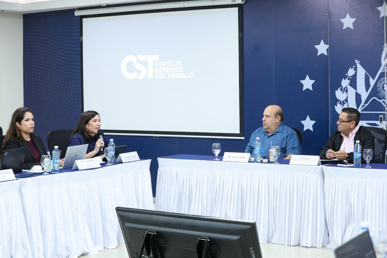 El ministro de Trabajo, Rolando Castro, informó que la comisión técnica analiza cambios en la jornada laboral sin modificar el límite de 44 horas semanales del Código de Trabajo. (Cortesía: Rolando Castro)
