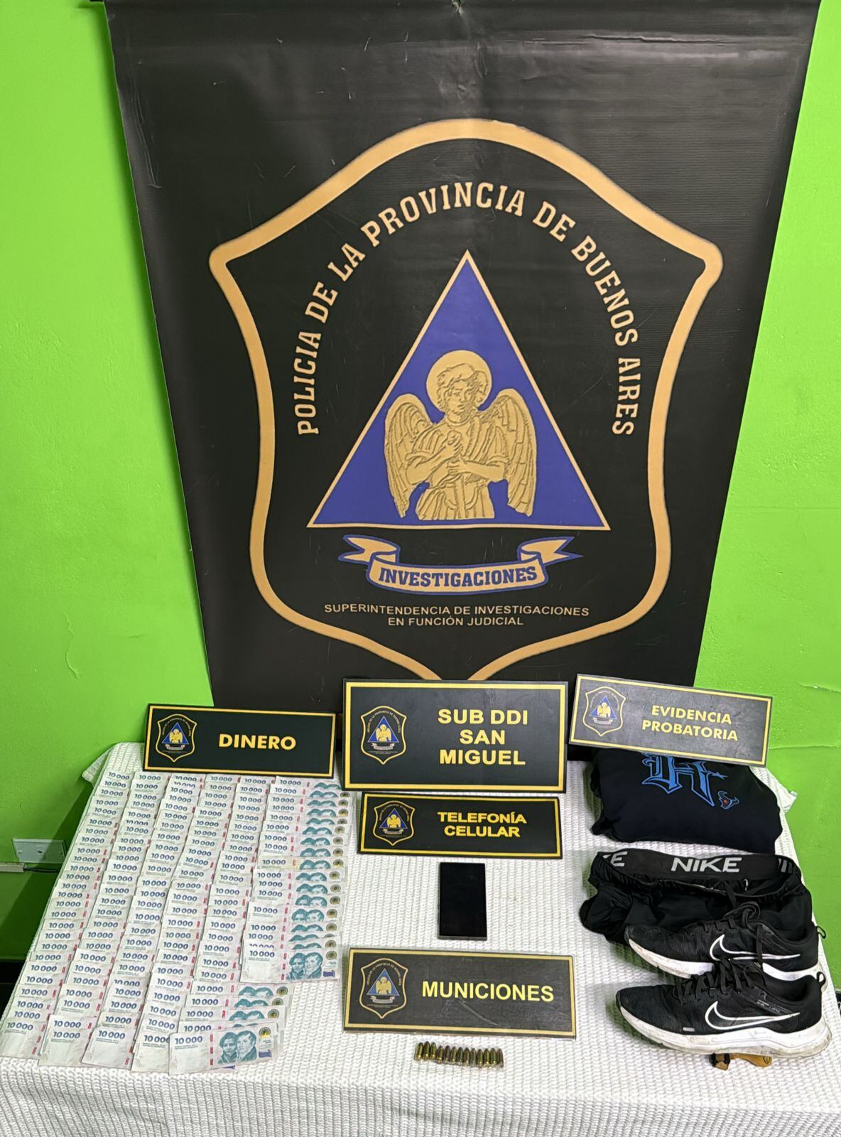 También se llevaron prendas de vestir que habrían sido utilizadas el día del robo (Foto: Policía bonaerense)