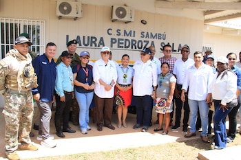 Autoridades de Salud y miembros de la comunidad durante la inauguración del Centro de Salud Materno Infantil Laura Pedroza Salas. (Cortesía)