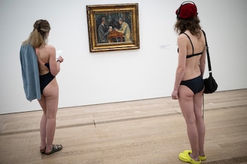 La acción artística, ideada por Maurizio Cattelan, desafía convenciones en el museo e interpela la percepción tradicional de la visita