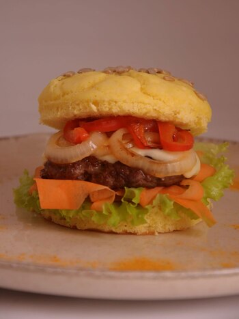 La hamburguesa sin gluten de Eli Aguilar se elabora con premezcla especial y carne molida (Eli Aguilar)