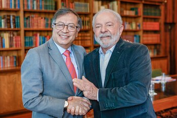 Brazil's President Luiz Inacio Lula da Silva poses with Colombia's President Gustavo Petro during a meeting at the Alvorada Palace, in Brasilia, Brazil May 31, 2023. Ricardo Stuckert/Brazil Presidency/Handout via REUTERS ATTENTION EDITORS - THIS IMAGE HAS BEEN SUPPLIED BY A THIRD PARTY. NO RESALES. NO ARCHIVES