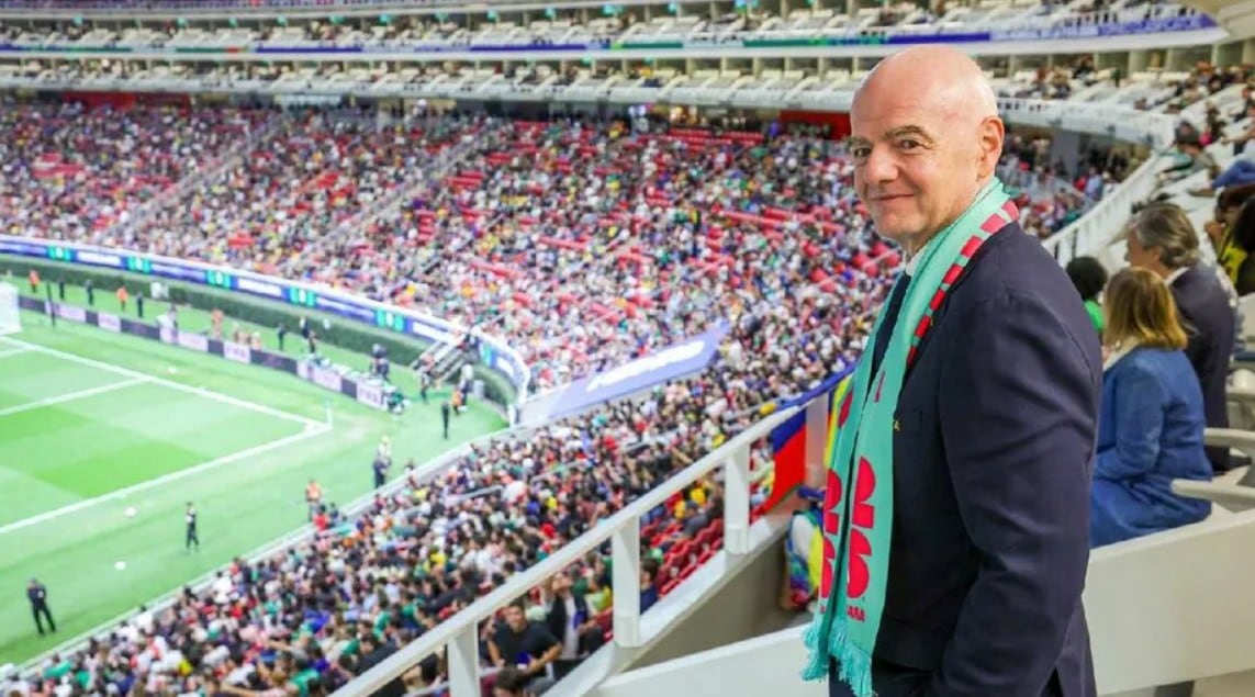 El ambiente y la cercanía con la afición marcaron la breve estancia del dirigente internacional.