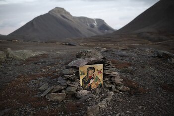 Un marco religioso apoyado sobre