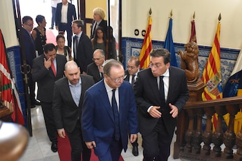 Juan Jesús Vivas, presidente de Ceuta, con el ministro de Exteriores, José Manuel Albares. (Gabriela Sardá Núñez/Europa Press)