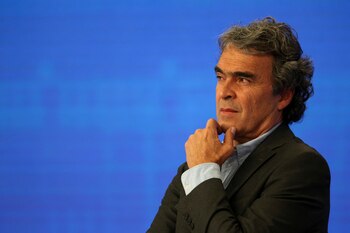 Colombian presidential candidate Sergio Fajardo reacts during a presidential debate on national television in Bogota, Colombia March 21, 2022. REUTERS/Luisa Gonzalez