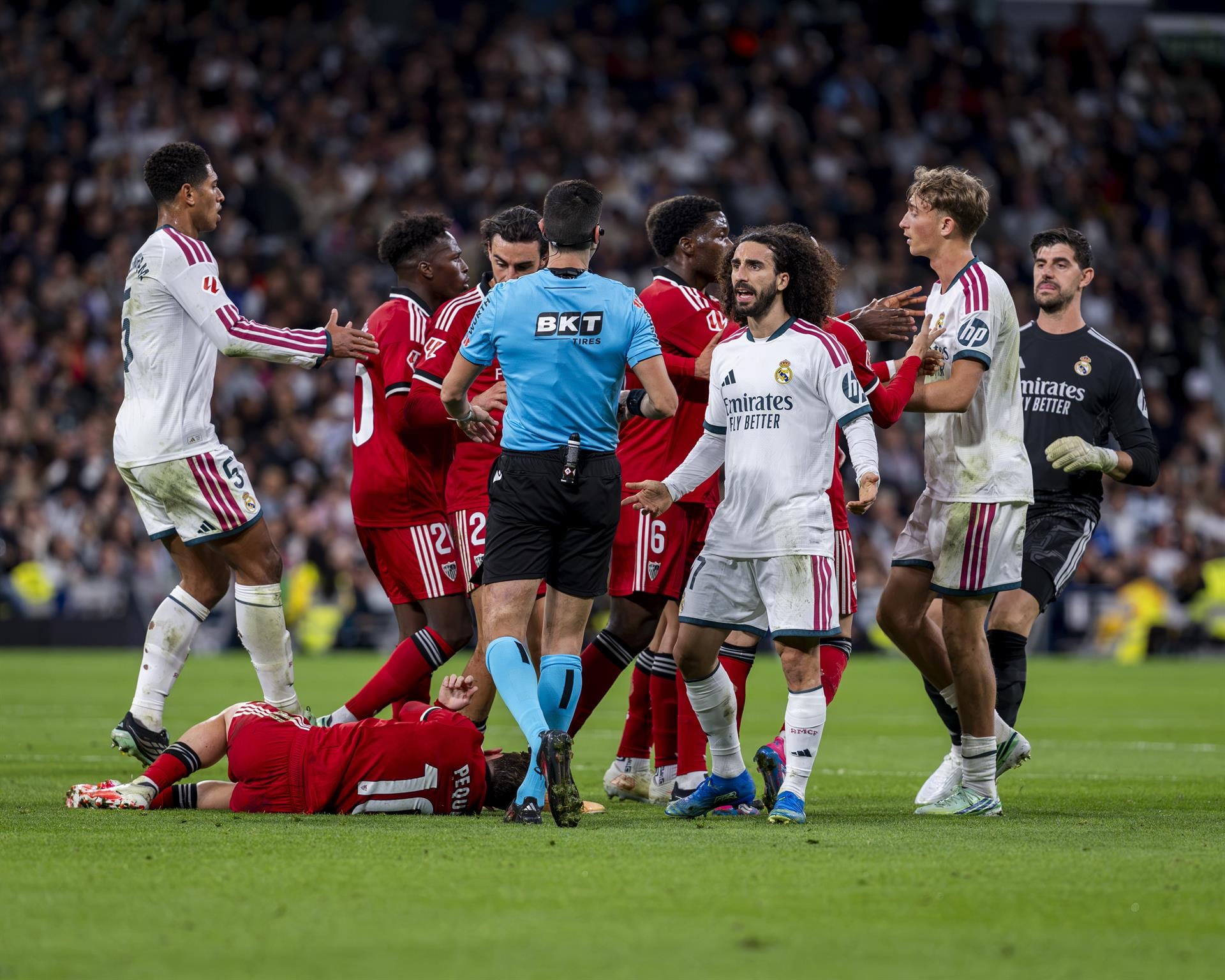 El Sevilla FC pide a LaLiga depurar "responsabilidades" por el "trato desigual" en el duelo ante el Real Madrid