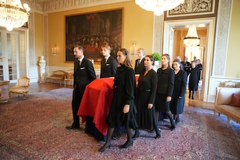 El féretro del rey Harald V es trasladado desde el Salón Rojo a la Capilla del Palacio, acompañado por miembros de la familia real. (EFE/EPA/OLE BERG-RUSTEN / POOL NORWAY OUT)
