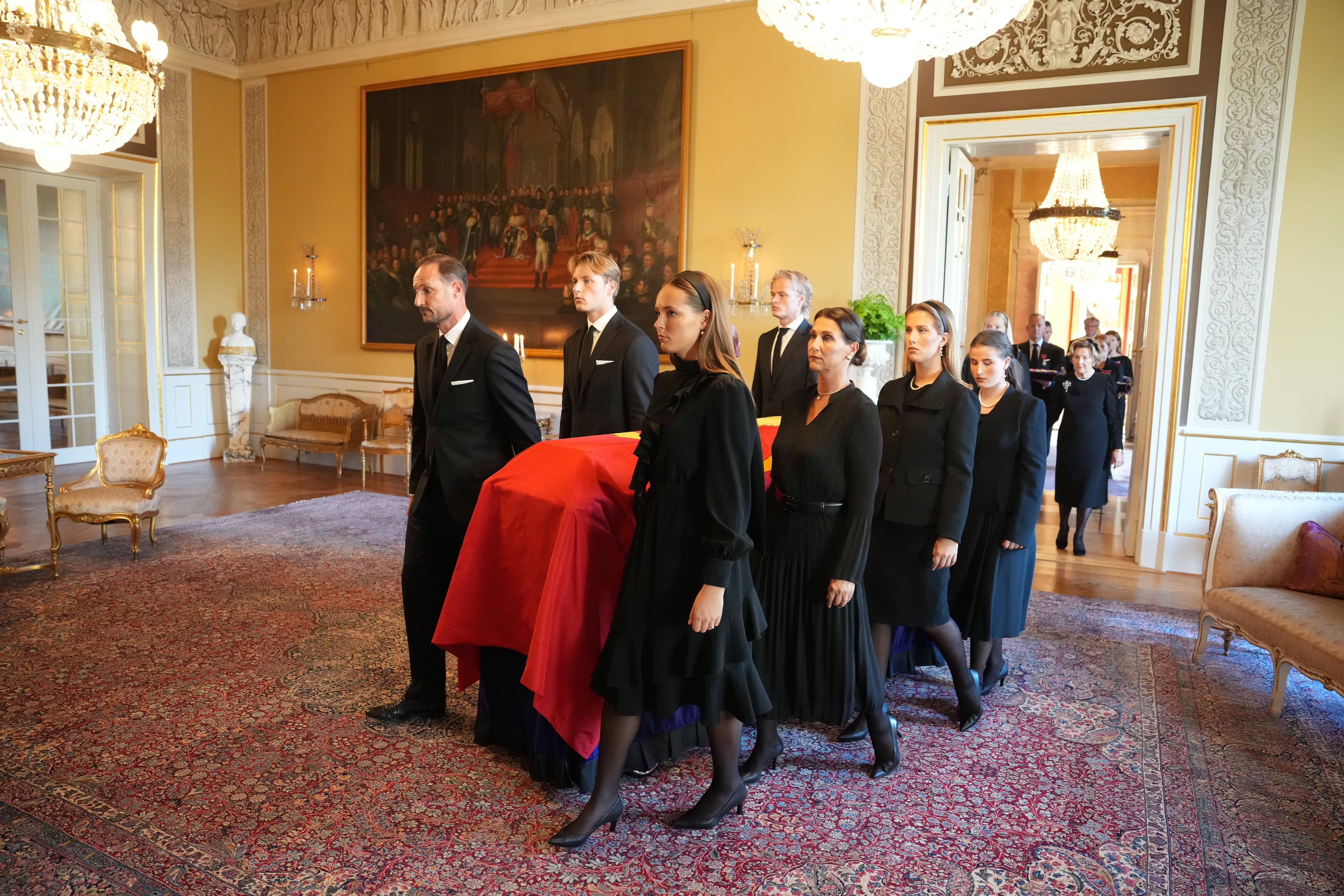 El féretro del rey Harald V es trasladado desde el Salón Rojo a la Capilla del Palacio, acompañado por miembros de la familia real. (EFE/EPA/OLE BERG-RUSTEN / POOL NORWAY OUT)