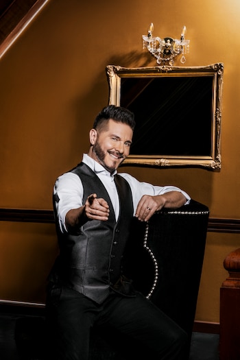 “La Gran Noche” propone un recorrido emocional que abre con canciones pop de alta energía —entre ellas “Cuando calienta el sol”, “Provócame”, “Vuela vuela” y “Amante bandido”.