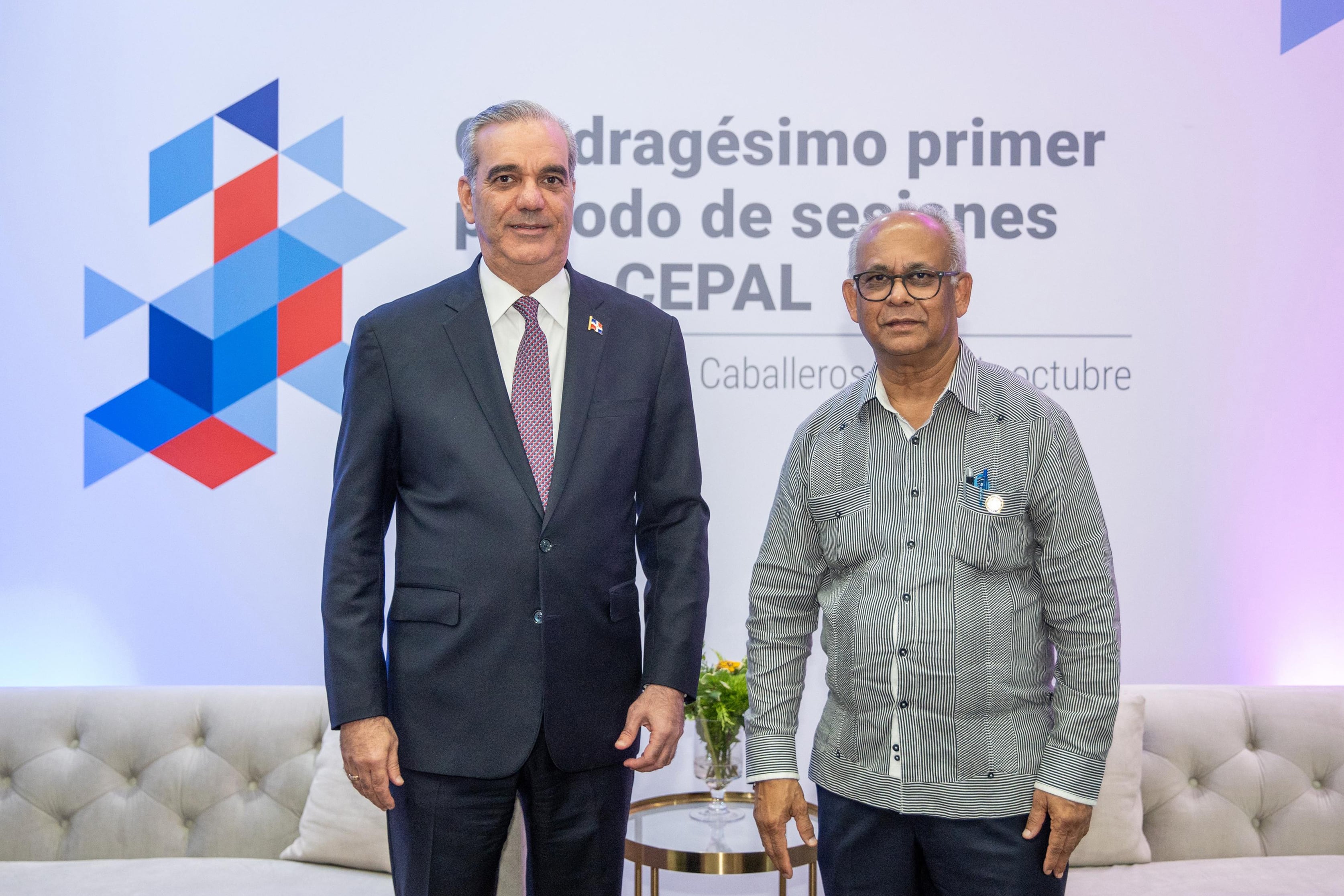 SANTO DOMINGO (REPÚBLICA DOMINICANA), 07/10/2026.- Fotografía cedida por la Presidencia de República Dominicana que muestra a su mandatario, Luis Abinader posando junto al secretario general de la Organización de Estados Americanos (OEA), Albert Ramdin, durante una reunión en la jornada inaugural del 41º período de sesiones de la Comisión Económica para América Latina y el Caribe (Cepal) este miércoles, en Santiago de los Caballeros (República Dominicana). Ramdin se reunió con Abinader y le presentó