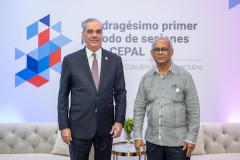 SANTO DOMINGO (REPÚBLICA DOMINICANA), 07/10/2026.- Fotografía cedida por la Presidencia de República Dominicana que muestra a su mandatario, Luis Abinader posando junto al secretario general de la Organización de Estados Americanos (OEA), Albert Ramdin, durante una reunión en la jornada inaugural del 41º período de sesiones de la Comisión Económica para América Latina y el Caribe (Cepal) este miércoles, en Santiago de los Caballeros (República Dominicana). Ramdin se reunió con Abinader y le presentó "el plan de acción" que tiene la organización contra las pandillas en Haití. EFE/ Presidencia De República Dominicana