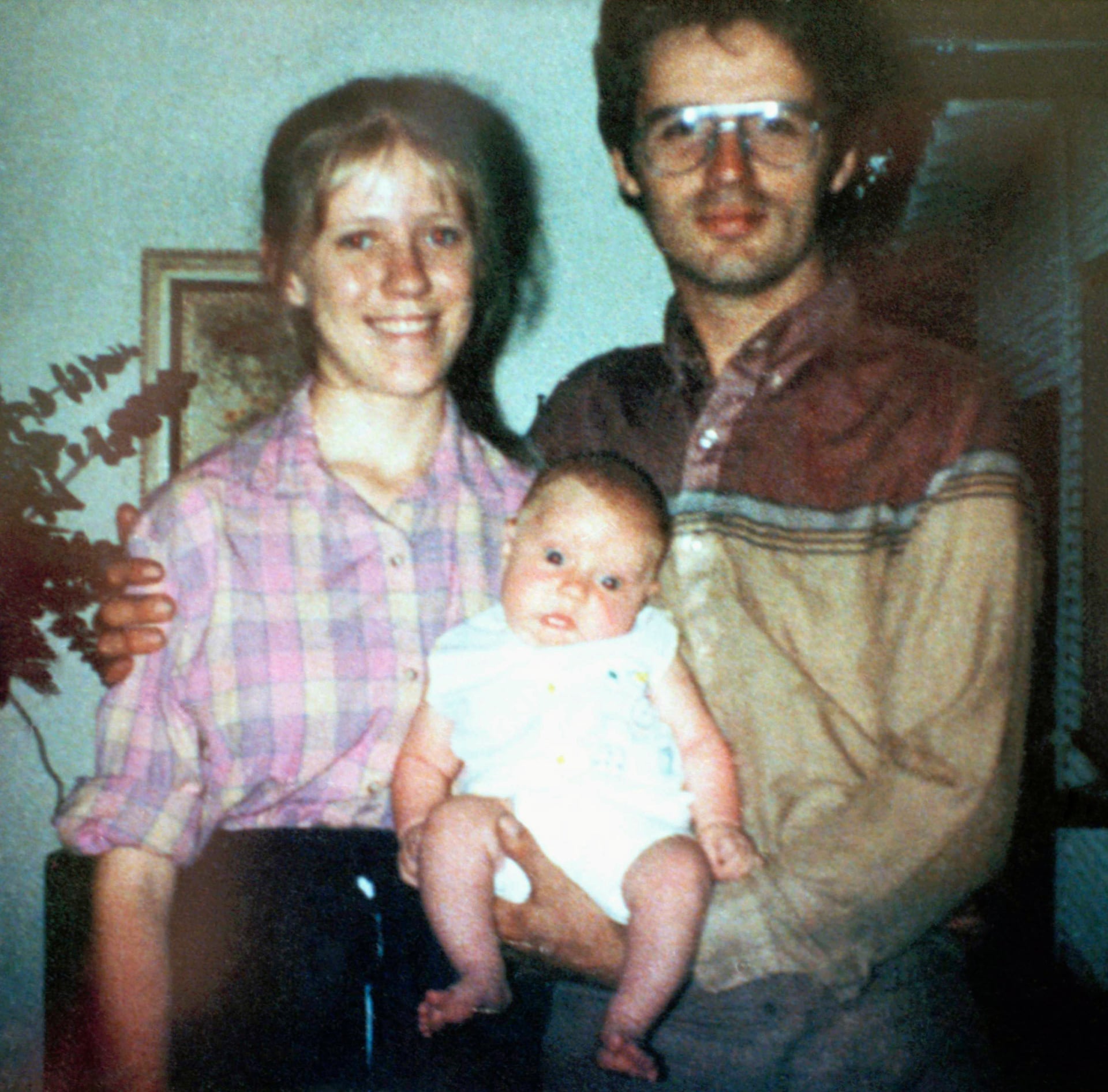 David Koresh con su esposa Rachel y su pequeño hijo Cyrus. Koresh decía que era el nuevo Mesías y que su semilla era