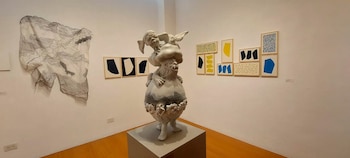En el centro de la sala, “El sacrificio de la paloma” de Lorena Guzmán