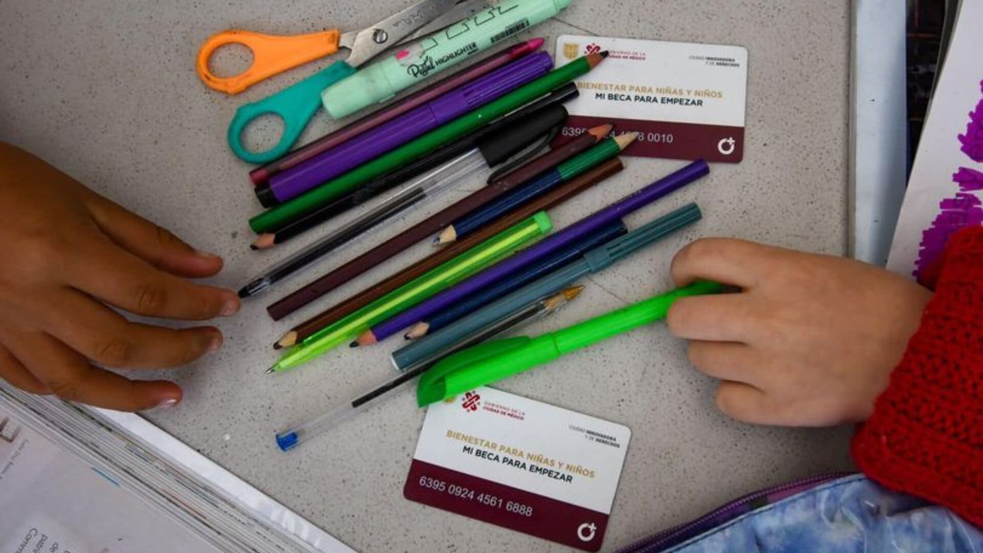 El apoyo es para comprar útiles escolares, uniformes, alimentos o lo que el menor de edad requiera para continuar y terminar sus estudios. (Facebook Claudia Sheinbaum)