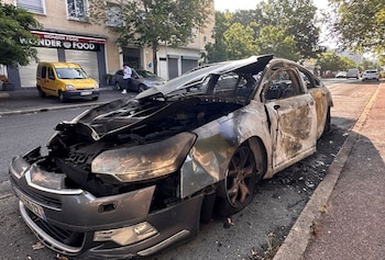 Foto de archivo. Un coche quemado (rEUTERS/Antony Paone)