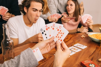 Un grupo de amigos jugando a las cartas (Magnific)