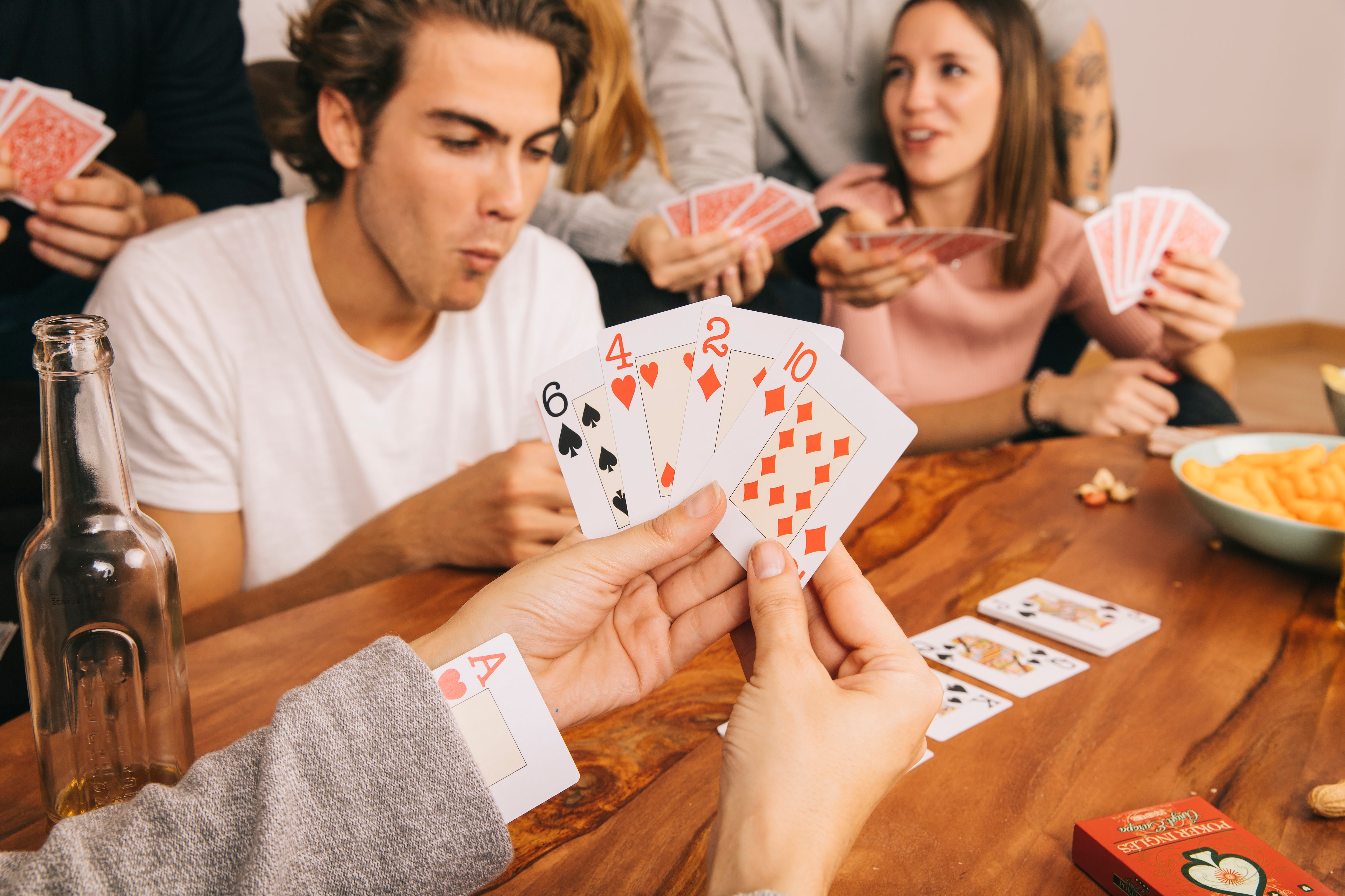Un grupo de amigos jugando a las cartas (Magnific)