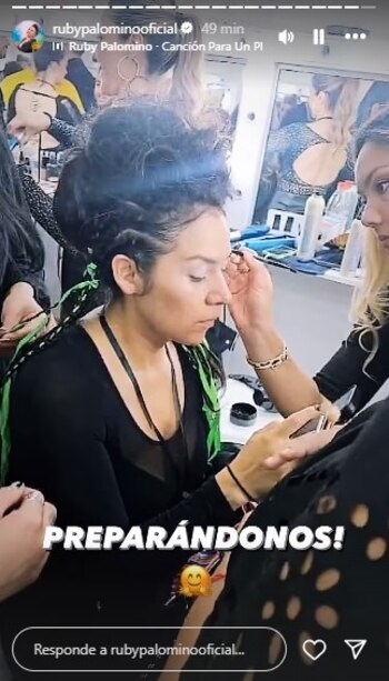 Ruby Palomino alistándose para salir