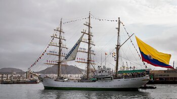 El Buque Escuela Gloria zarpa