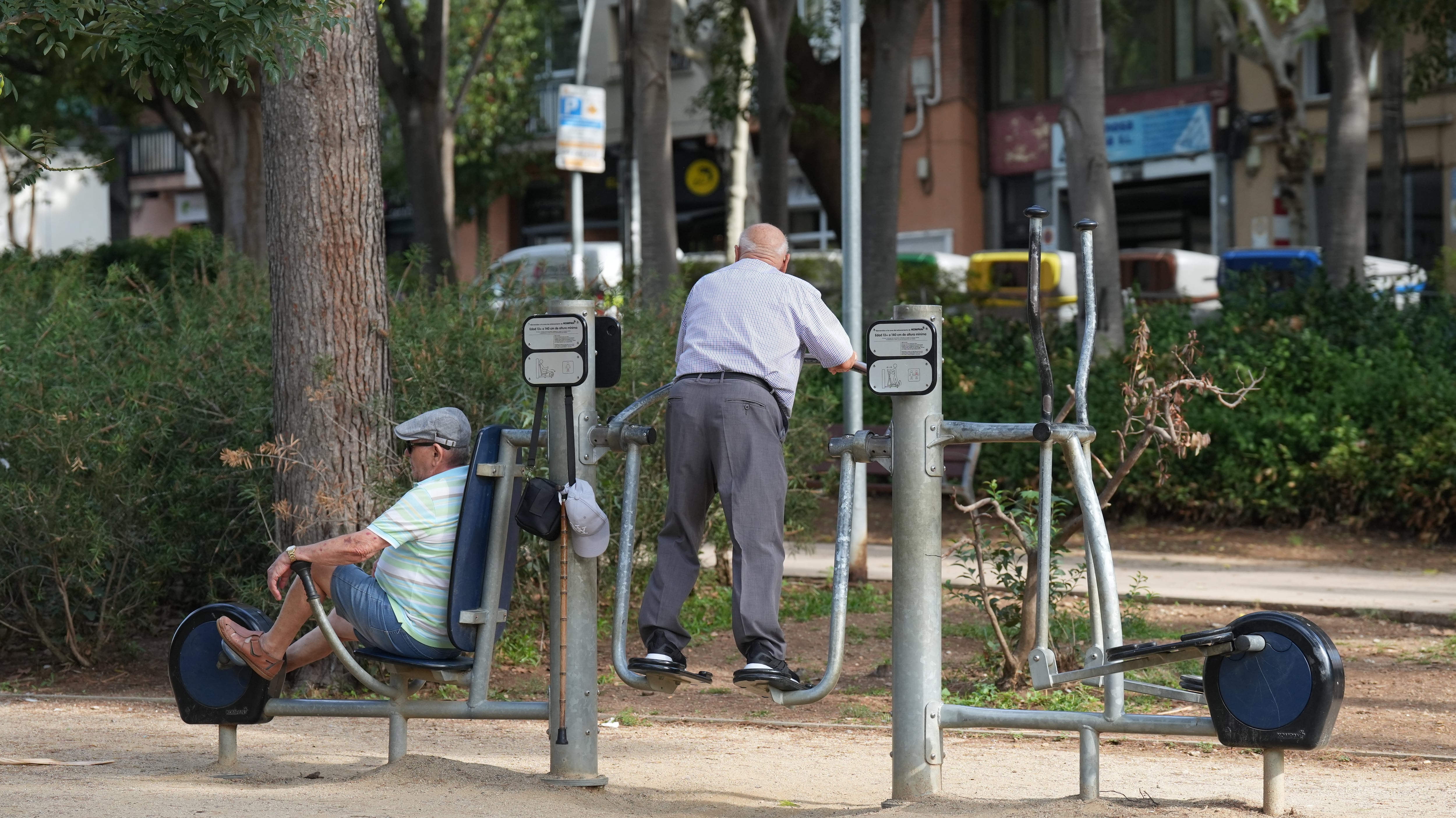 Dos jubilados hacen ejercicio en un parque en Barcelona (David Zorrakino / Europa Press)
