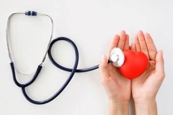 El yoga combina posturas, respiración