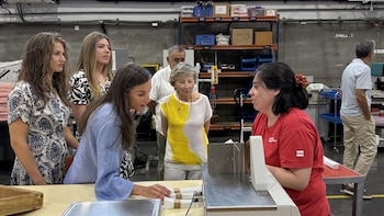 La Reina Letizia, la Princesa Leonor y la Infanta Sofía visitan por sorpresa la Casa Esment