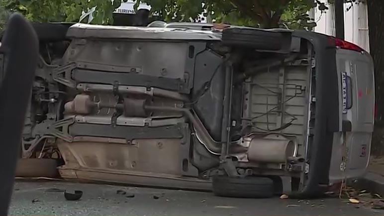 La camioneta Renault Kangoo quedó volcada tras el impacto