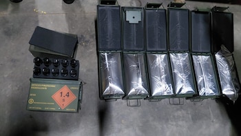 El código UN0432 identifica artículos pirotécnicos para fines técnicos usados en sectores industriales, aeronáuticos, automotrices y de rescate.